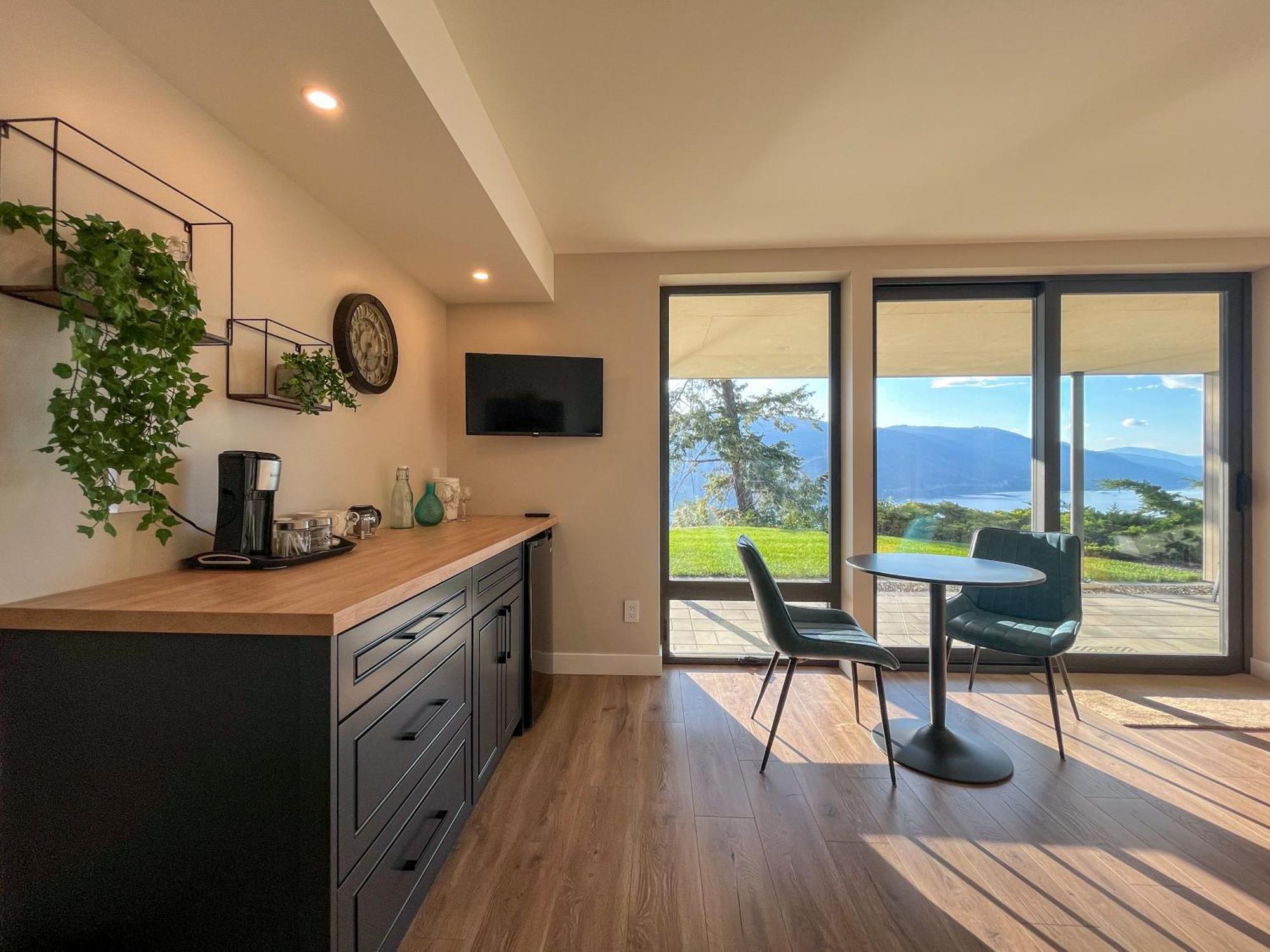 Kelowfornia Lakeview Retreat Kelowna Rum bild