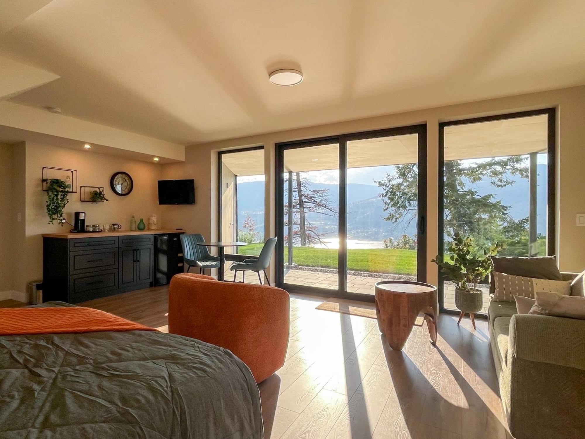 Kelowfornia Lakeview Retreat Kelowna Rum bild